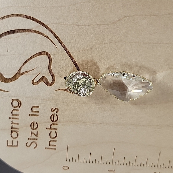 🔥LAST PAIR🔥 High Shimmer Faceted Crystal Style Drop Hammered Gold Earring - Picture 4 of 9